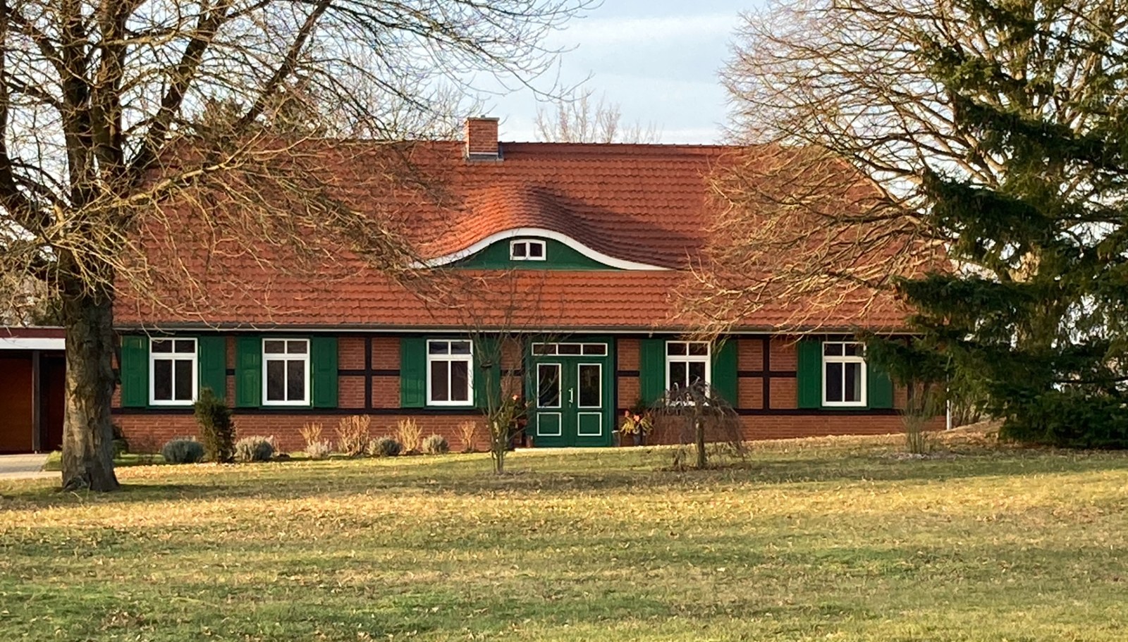 Rekonstruiertes Fachwerkhaus mit grünen Fensterläden